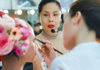 'Phù thủy make up' Tina Lê rạng rỡ trong lễ tốt nghiệp cùng học trò